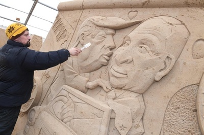 トランプ氏とプーチン氏のキス作品も、ドイツで砂像フェスティバル