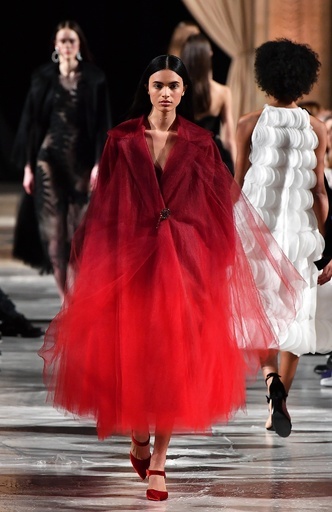 レースやシフォンの華やかドレス、「オスカー・デ・ラ・レンタ」18/19年秋冬