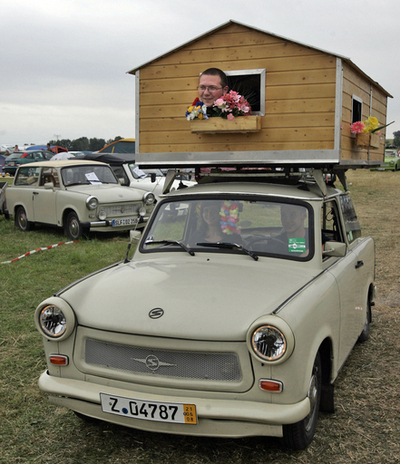乗用車の上に「家」? 旧東独製車国際イベント会場に珍車登場