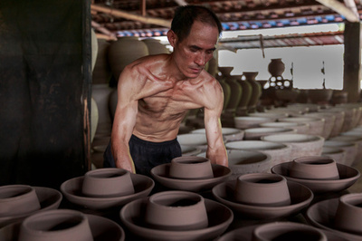 中国伝統の陶磁器製作技術を守り続ける工房