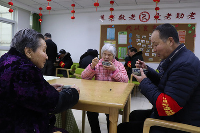 中国の平均寿命77歳に延びる、健康寿命68.8歳との差が問題に