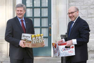 カナダ首相に「勝利のビール」届く