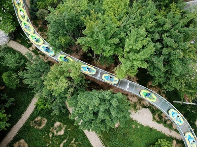 ゴムボートでスリル満点のはずが…「汽車ぽっぽ」遊び？ 河南省