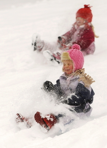 そり滑りの権利を守れ！除雪作業員に子どもたち必死の抵抗