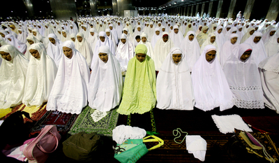 イスラム教徒女性専用バス、身の危険防ぐ目的で一般企業がサービス開始 - インドネシア
