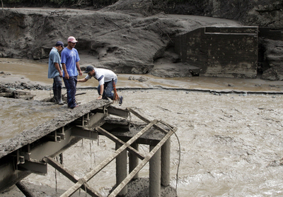 ネバドデルウィラ山噴火、住民8000人が避難　コロンビア