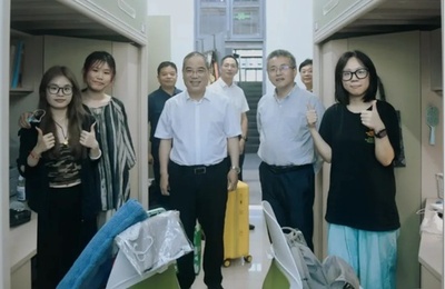 新学期を迎え大学の指導層が学生寮に体験宿泊 中国