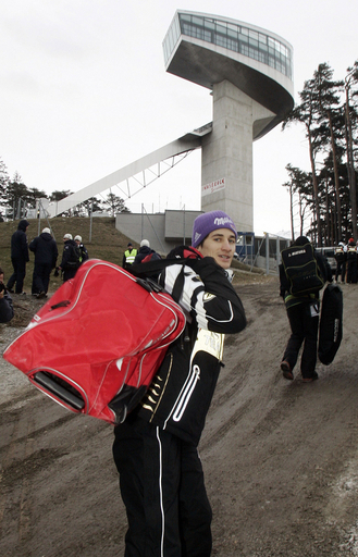 スキージャンプW杯第11戦は強風のため延期