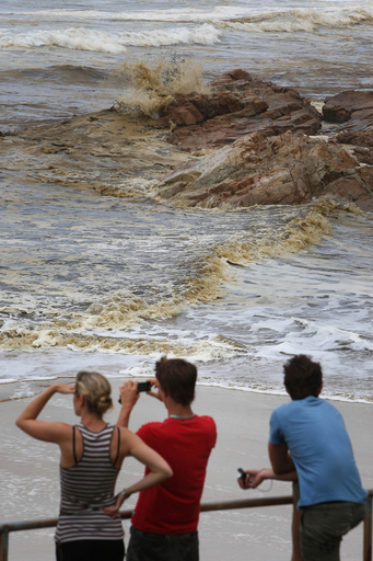 豪州沖で燃料・化学物質の流出事故、人気ビーチを災害地域に指定