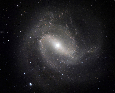 うみへび座の銀河M83、天の川に似た渦巻状天体