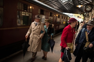まるで映画のワンシーン、「戦時中の鉄道」を再現 英