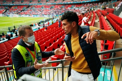 チケット不所持のファン、会場に乱入 サッカーEURO決勝直前