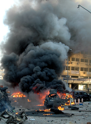 ベイルートで車両爆弾が爆発、国会議員など9人以上が死亡
