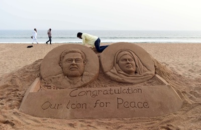 祝ノーベル平和賞、インドの浜辺にマララさんらの「顔」