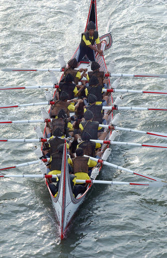 台湾ヤミ族、全長11メートルの船で台北へ