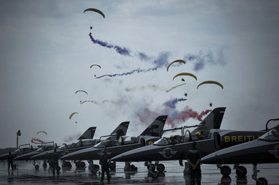 鮮やかな曲芸飛行や落下傘下降、中国新疆で航空フェス