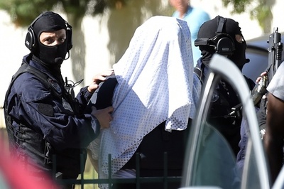 仏ガス工場襲撃の自分撮り斬首写真はシリアに、捜査関係筋