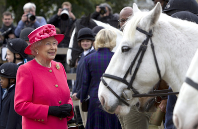 英女王、スーパーの商品券獲得して大喜び 馬術イベント