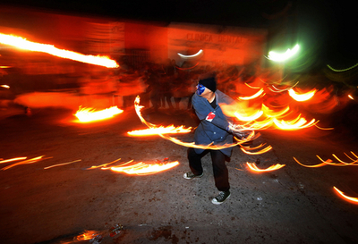 世界一危険な祭典?　「火の玉祭り」で街中がバトル