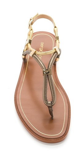 「セルジオ ロッシ」夏のフラットサンダルに注目