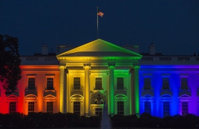 ホワイトハウスが虹色に、米最高裁の同性婚合法判決で