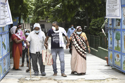 コロナ疑いの花婿、2日後死亡 結婚式・葬儀で100人超感染