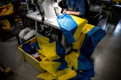 10日で1000枚、仏でウクライナ国旗の注文殺到