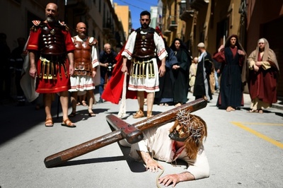 【今日の1枚】街中で受難を再現