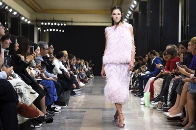 「ロシャス」19年春夏コレクション発表