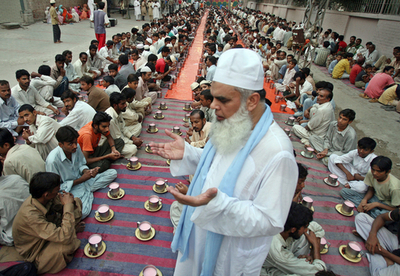 イスラム教の断食月「ラマダン」、パキスタンで祈りを捧げる人々