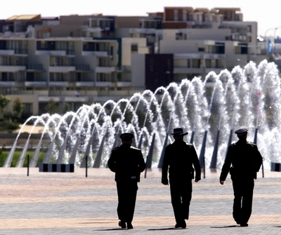 恋人に性転換の過去を暴露した警官2人に「125時間の奉仕活動」命令、オーストラリア