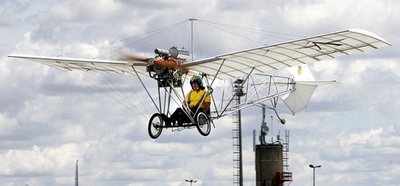 1907年設計の航空機のレプリカ、ブラジルの空を飛ぶ
