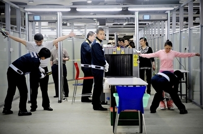 台湾の著名作家、Tシャツのせいで一時拘束 上海万博