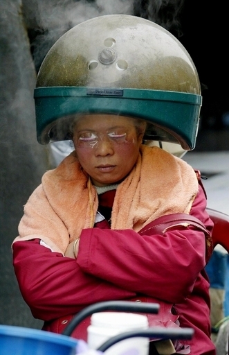 美容室の客、お釜形のドライヤーで命拾い ドイツ