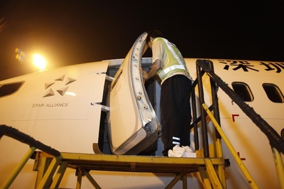 「安全祈願」 搭乗時に航空機へ硬貨6枚投げ78分遅延、中国で今年5件目