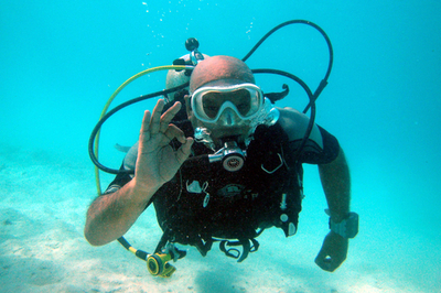 「海中閣議」を前にスキューバダイビングを練習する閣僚ら、モルディブ