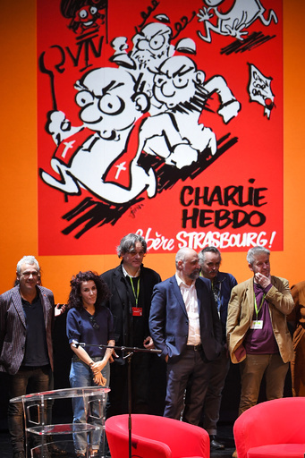 仏紙シャルリー、対テロ作戦中の仏軍ヘリ事故を風刺し怒り招く