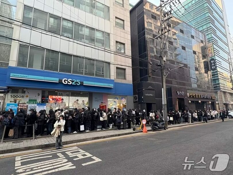 1月16日に「PLAVEセミ・ポップアップストア」が開かれたソウルのGS25店舗の前＝読者提供(c)news1