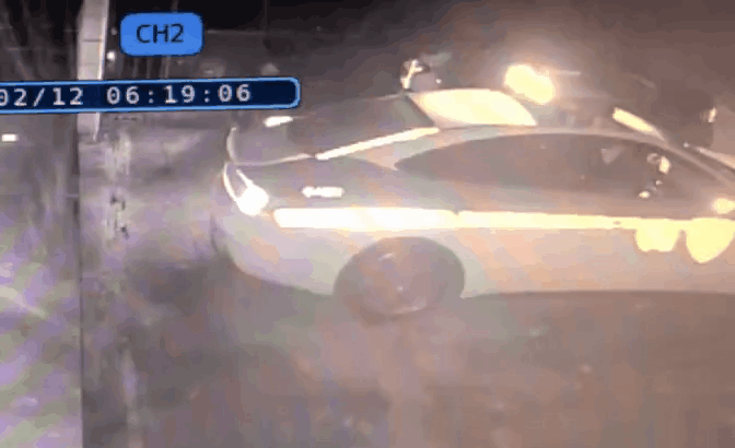 車のドアに食い下がる警察官を引きずったまま速度を上げる車＝読者提供(c)MONEYTODAY