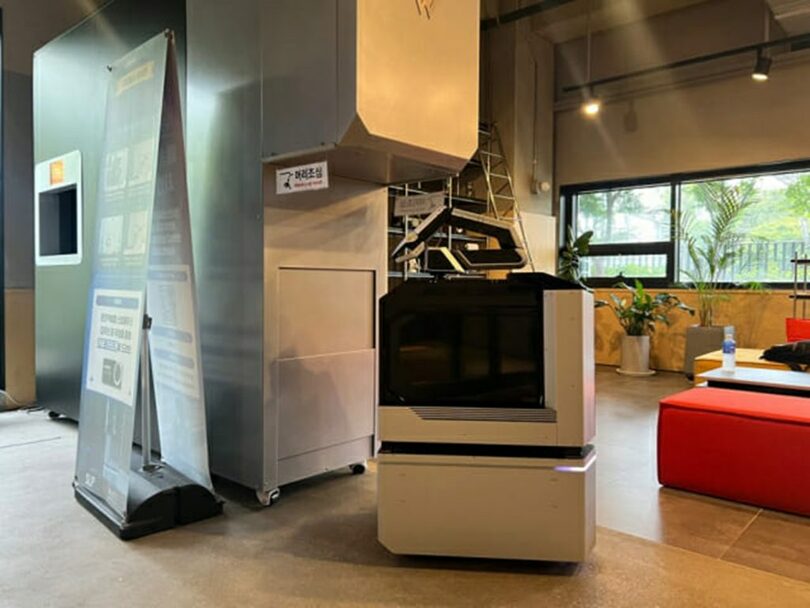 WATTの自律走行ロボット「ジェームス・ワット」と宅配保管ボックス「W-ステーション」(c)KOREA WAVE