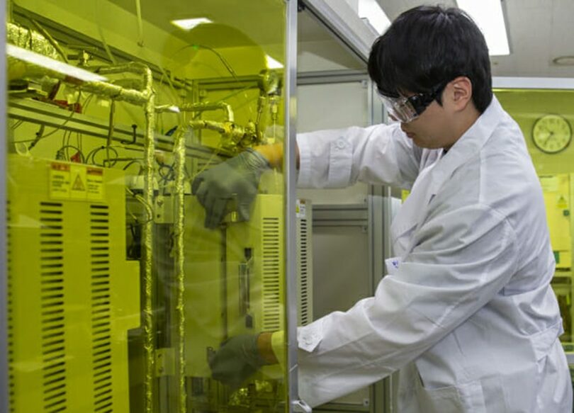 ハイブリッド触媒を使った実験をする韓国エネルギー技術研究院の研究チーム＝韓国エネルギー技術研究院(c)KOREA WAVE