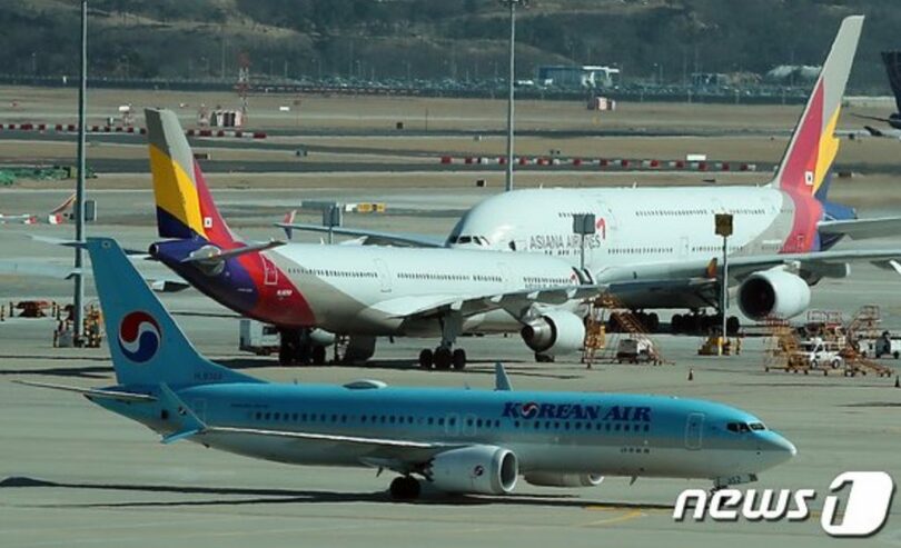 アシアナ航空機の前を通る大韓航空機(c)news1