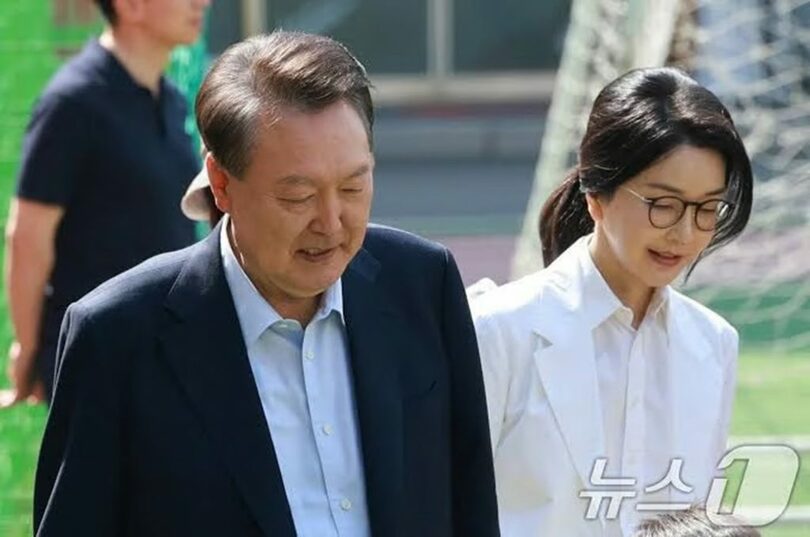 韓国のユン・ソンニョル（尹錫悦）前大統領と妻キム・ゴニ（金建希）氏(c)news1/MONEYTODAY