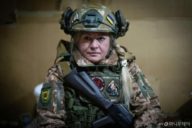 5月15日夜（現地時間）、ウクライナ・ブチャで、ロシアのドローン攻撃に備える女性防空ボランティア団体「ブチャの魔女たち」の一員(c)AP/NEWSIS