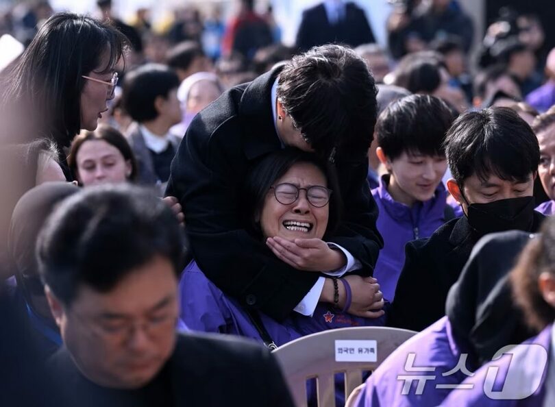 2025年10月29日、ソウル・光化門広場で開かれた「10・29梨泰院（イテウォン）惨事」3周年追悼式で嗚咽する遺族(c)news1