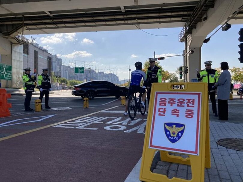 盤浦漢江公園周辺で自転車利用者を取り締まる警察官＝ソウル市提供(c)NEWSIS