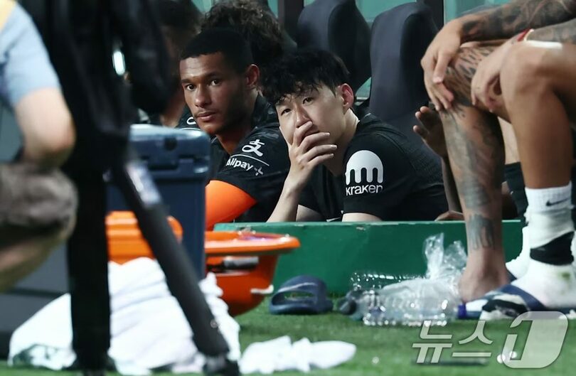 試合の後半、ゲームの行方を見守るトッテナムのソン・フンミン(c)news1