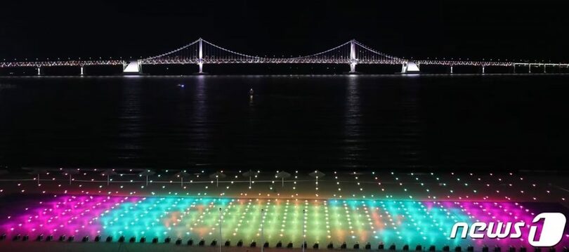 釜山市水営区の広安里海水浴場で開催された「広安里Mドローンライトショー」(c)news1