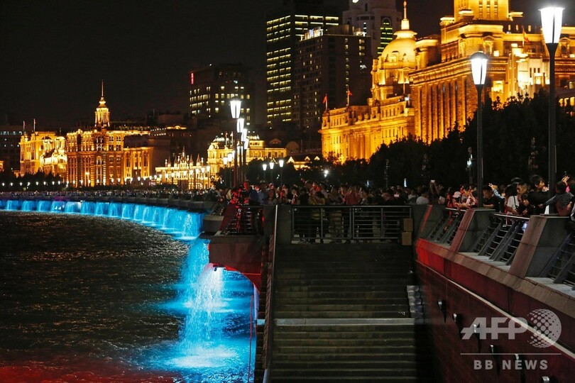 国慶節初日の上海・外灘 人であふれ返る