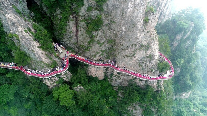 食卓は断崖、標高2000メートル「雲海の宴」 河南・老君山